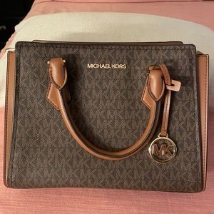MICHAEL KORS HOPE MEDIUM MESSENGER BROWN